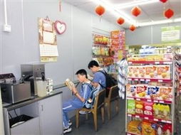 學(xué)校周邊店小食品質(zhì)量令人擔(dān)憂